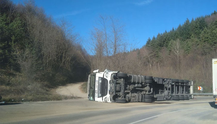 Трафикът се извършва двупосочно в една лента и се регулира