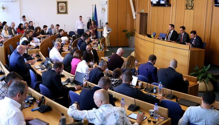 С 41 гласа за и след връщане от кмета Терзиев,