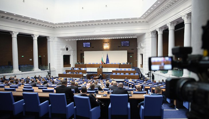 Възнаграждението на народните представители намалява с 204 лева през последното