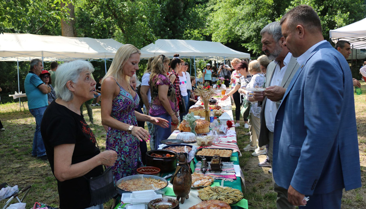 Над 1000 души се събраха край Ивановските скални църкви, село