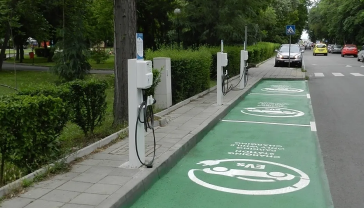 Експерти обсъдиха развитието на електромобилите в България на форум в