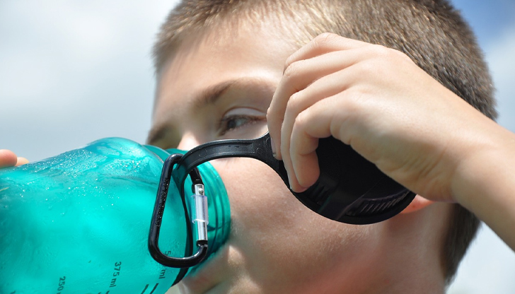 Консумирайте студен билков чай или айрян като добра алтернатива на