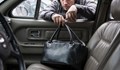 Откраднаха дамска чанта от автомобил в "Търговия на едро"