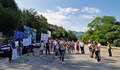 Жители на Девин блокираха главния път към Смолян заради воден режим