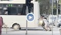 Трима мъже избутаха закъсал автобус в Пловдив