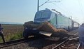 Влак блъсна каруца край село Певци