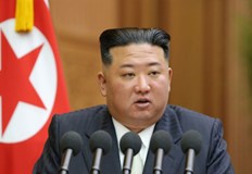 Лидерът на Северна Корея лично наблюдава мащабно учение и изисква