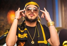 Събитието се мести на площада пред Съдебната палата с богата