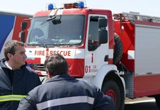 Екипите потушиха пожари в сухи треви и гасиха горящ клон