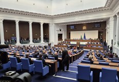 Парламентът ще излезе в почивка оставяйки нерешени ключови въпросиДнес на