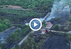 Огнената стихия унищожи напълно три къщиВъздушни кадри заснети с дрон