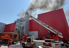 Евакуираха всички посетители от АФИ КотрочениМощен пожар обхвана терасовидния покрив