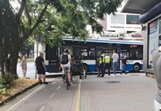 Инцидентът е станал при спирката на КатедралатаМъж с тротинетка се