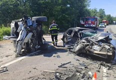 15 годишно момиче е с опасност за живота след челен сблъсък