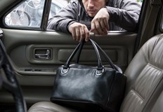 Щетата достига 1000 лева полицията търси неизвестния извършителДамска чанта е