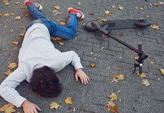 10 годишният е с контузна рана на лицето след като е