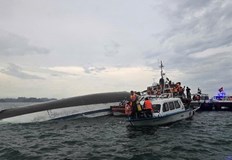 Корабчето с 53 души на борда се преобърнало по време