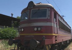 Машинистът видя човек на релсите дръпна спирачката и от искрите