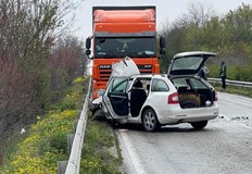Сблъсък в завой между лек автомобил и камион движението се