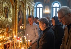 Вярващите се молят за изцеление закрила и мир в този