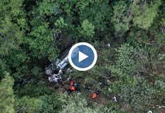 Цистерна се преобърна и затисна екип в горски район евакуирани