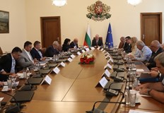 Правителството планира по строги санкции при злоупотреби с цените заради евротоМинистър председателят