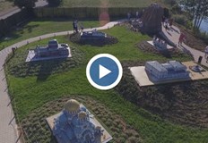 На 14 декара край езерото са разположени макети на 54