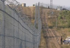 Мъжът от 20 членна група нелегални мигранти атакувал служител на реда