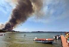 Десет огнеборци от България участват активно в гасенето на мащабния