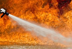 Пет екипа огнеборци успяха да овладеят пламъцитеГолям пожар избухна в