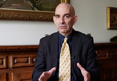 Журналистът остро критикува управляващите за влизането на България в еврозоната