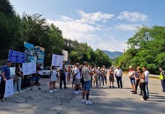 Протестиращите искат проверка защо всяко лято курортният град остава без