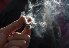 В мъжа са открити две ръчно свити цигари със специфичен