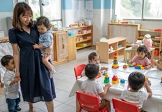 Готвачи използвали неядлива боя за украса на храната осем души