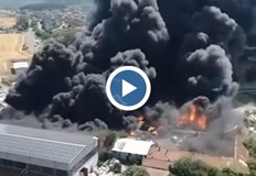 Властите следят нивата на токсични вещества след като пламъците обгазиха