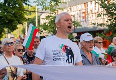 Лидерът на Възраждане твърди че трима полицаи припаднали от жегата