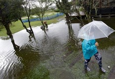 Двама души изчезнаха във Филипините предупреждения в китайските провинцииХонконг затвори