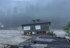 Близо 900 души са евакуирани от окръзите Сучава и Нямц