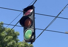 Светофарната уредба изглежда като крадена от различни места но сглобена