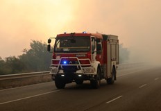 Засегнати са 10 къщи 12 екипа на пожарната работят за