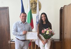 Кметът на Русе връчи грамота и парична премия на лекоатлетката