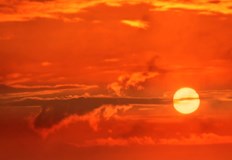 Климатологът предупреждава за продължителни горещини и проблеми с водоснабдяванетоПоне пет