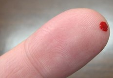 Тестът е бърз и изисква капка кръв която се взема