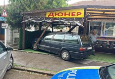 Шофьорът сбъркал скоростите при паркиране пред заведениетоСамо три седмици след