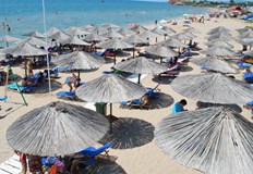 Местните се оплакват че български групи заемат общинския плаж цял