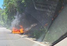 Колата на мъжа пламнала днес следобед до езерото в НиколовоЖител