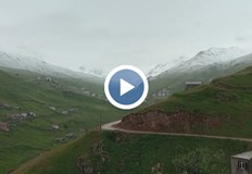 Докато пожарникарите се борят с горски пожари в Измир и