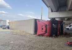 ТИР се обърна след сблъсък с колаТежкотоварен автомобил се е