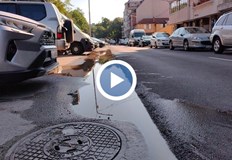 След вчерашния дъжд по паркинга се образуваха големи локвиЖителите на