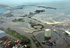 300 души са евакуирани а кораби са отнесени в моретоМощни